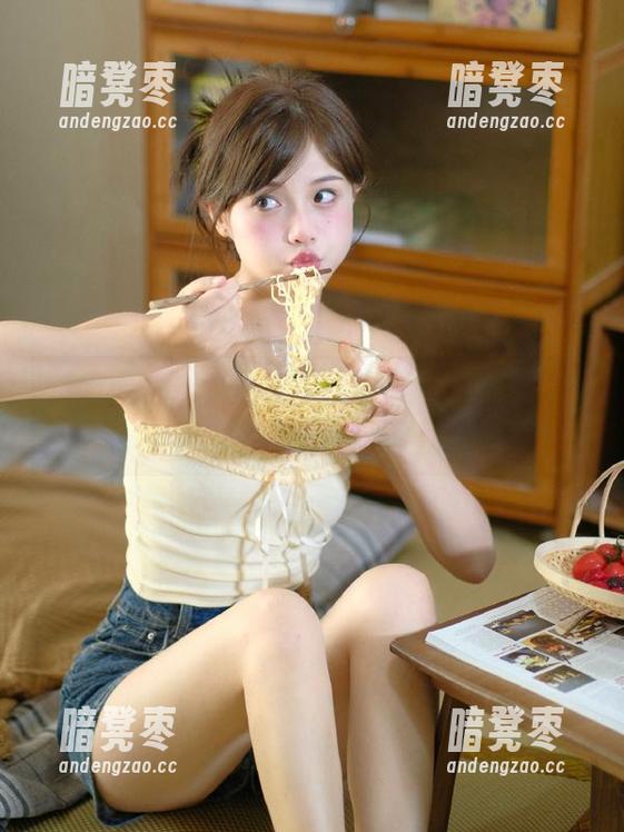 17c吃瓜 哇!17c吃瓜更新,感觉大家连眼神都在传递八卦呢!