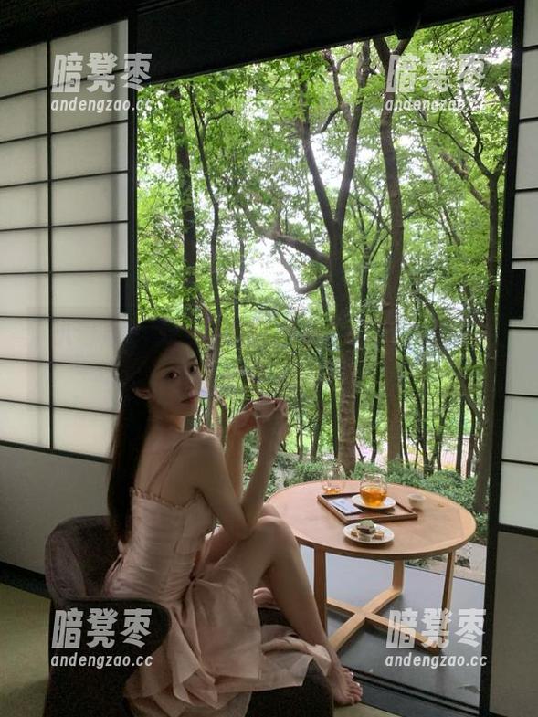 扒哥黑料网页，你的八卦脱口秀就在这里演绎！