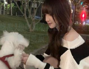 想吃瓜不花钱？快来免费在线刷一下“黑料吃瓜”，看我抠眉毛！